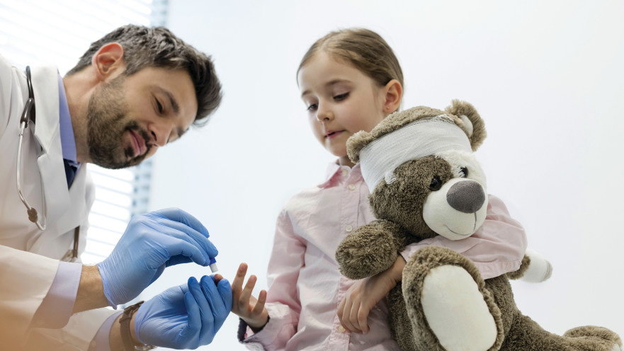 ילדה עם בובה