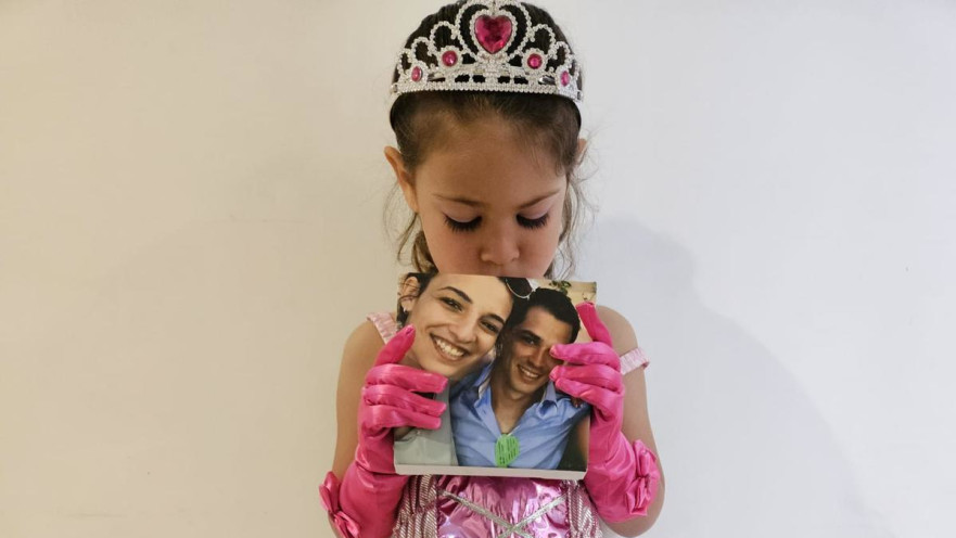 רון יהוד עם תמונת אביה