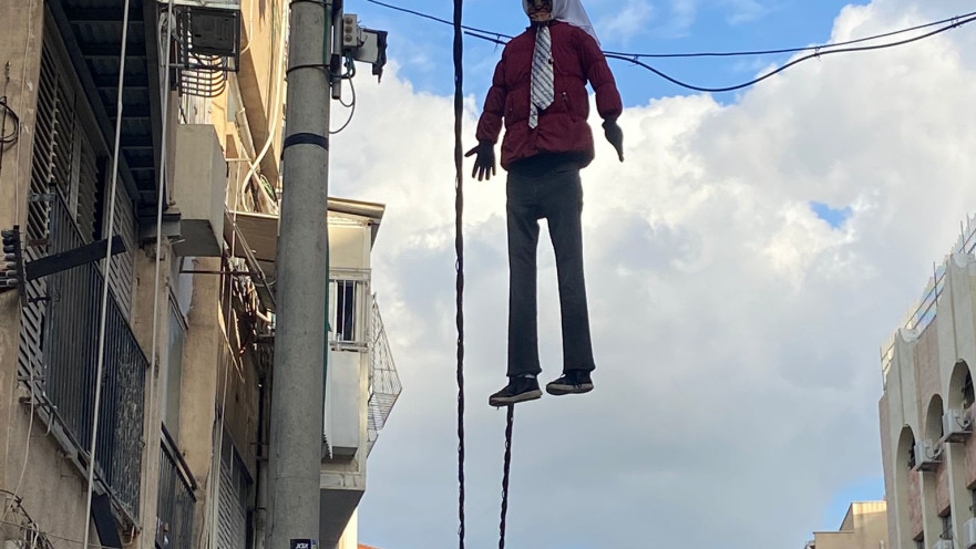בובת המן שנתלתה על קווי חשמל בבני ברק