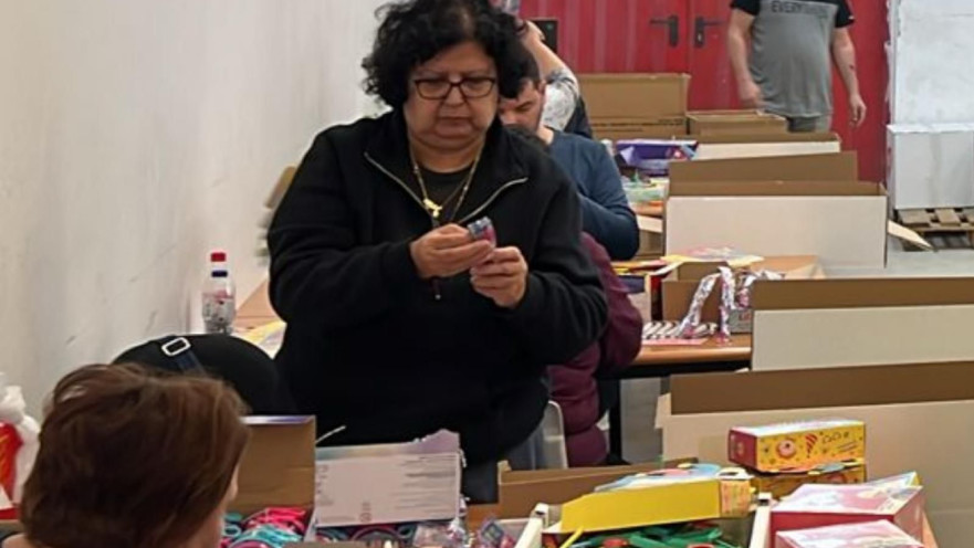 אורזים משלוחי מנות במפעל "המשקם"