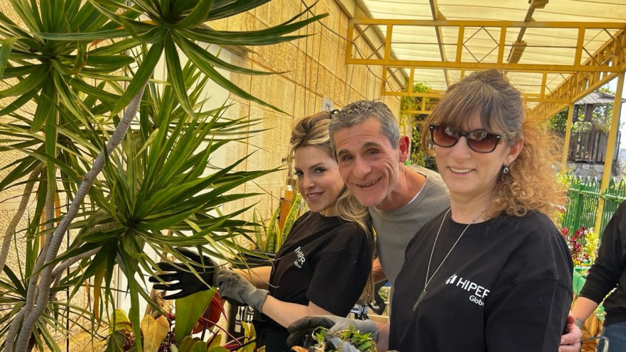 עובדי הייפר גלובל מתנדבים לסדר את הגינה בבית גיל הזהב בראש העין 