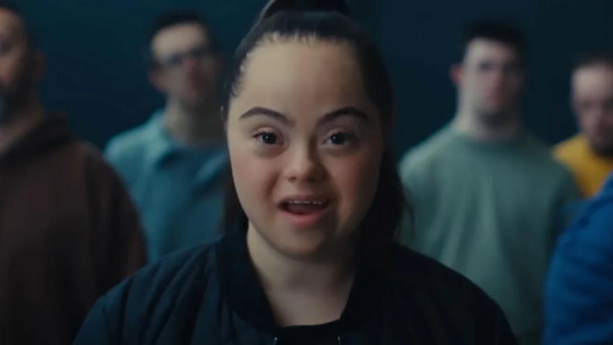 פרסומת ששודרה לרגל יום המודעות העולמי לתסמונת דאון. מדיסון טבלין: "הניחו שאני יכולה"