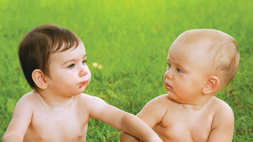 תינוקות משחקים