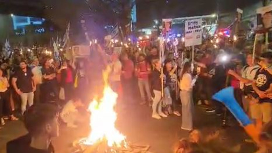 מדורה בהפגנה מול הקריה