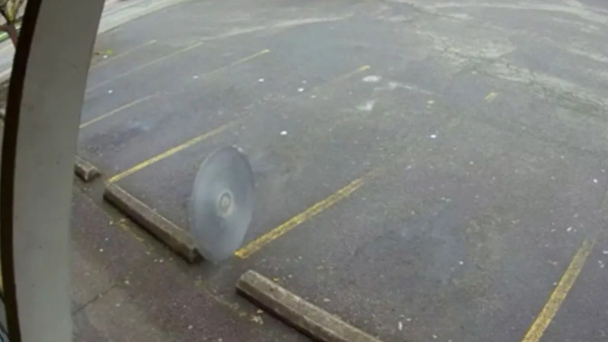 מסור דיסק התעופף לכיוונו של עובר אורח - וכך זה הסתיים