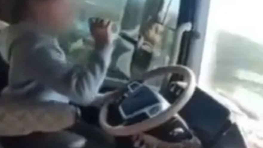 בת 10-12 תועדה נוהגת במשאית בכביש מהיר