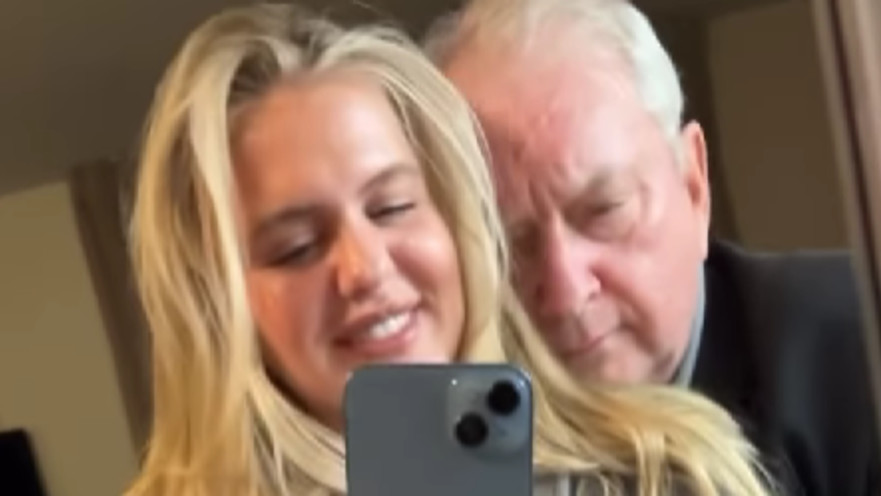 הורחקה משלושה בתי אבות לאחר שהתברר כי היא מקיימת יחסי מין עם דיירים