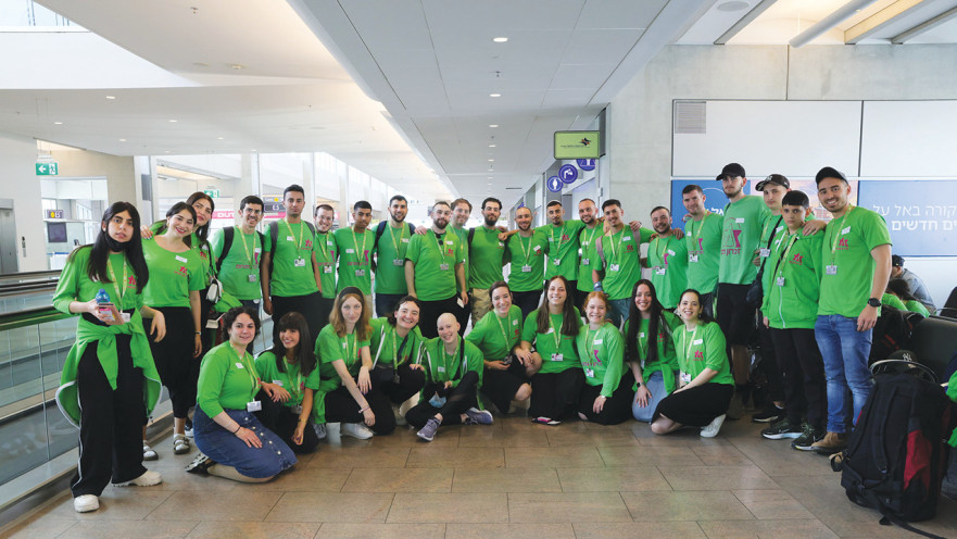 קבוצת בני הנוער שיצאה למחנה האביב בקפריסין