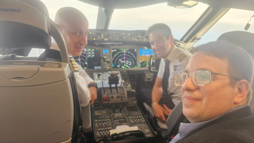 ג'וש ארונסון וטייסי אל על בקוקפיט