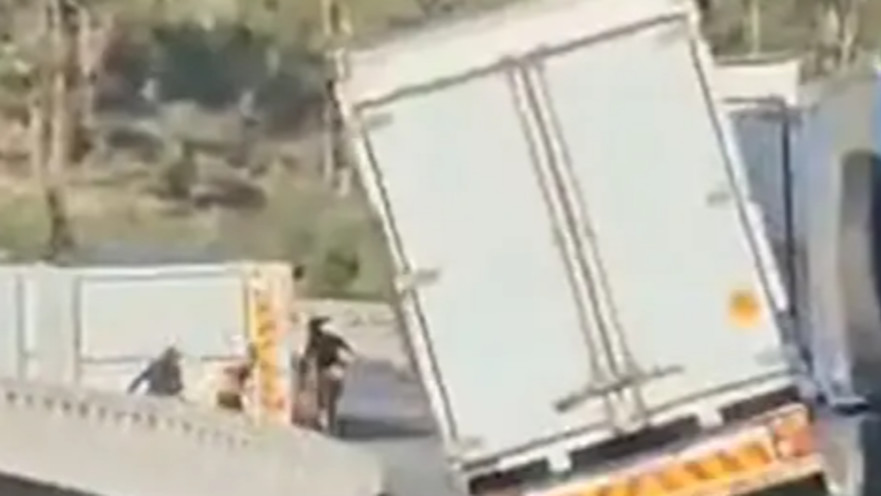 המשאית נפלה מהגשר וגרמה להרס רב