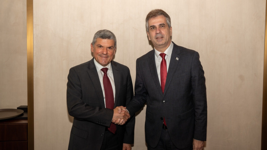 שר האנרגיה והתשתיות אלי כהן עם מקבילו הקפריסאי בשולי הכנס