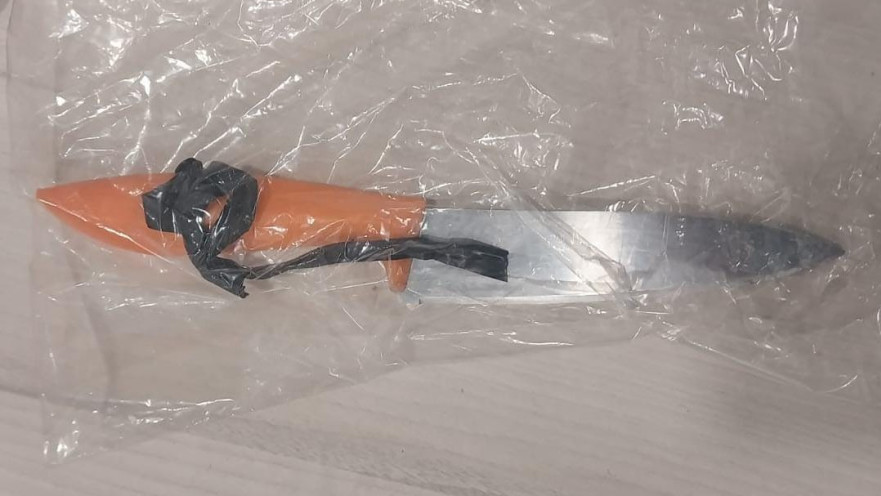 הסכין שאותרה מוסלקת ונתפסה על גופו של המחבל