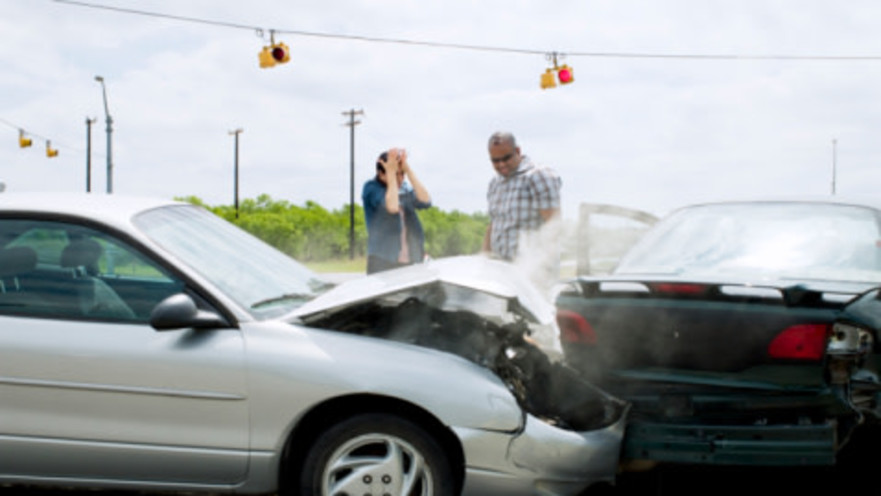 כיצד קובעים מי אשם בתאונות דרכים בין מספר כלי רכב?