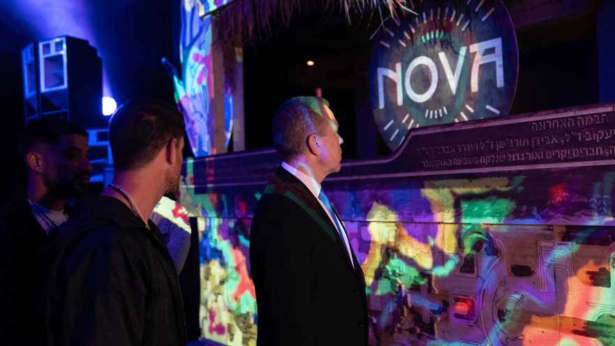 גלעד ארדן בביקורו במיצג נובה 06:29 במנהטן 