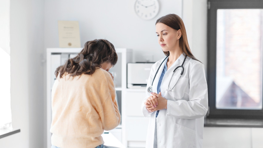 רופאה מטפלת אילוסטרציה