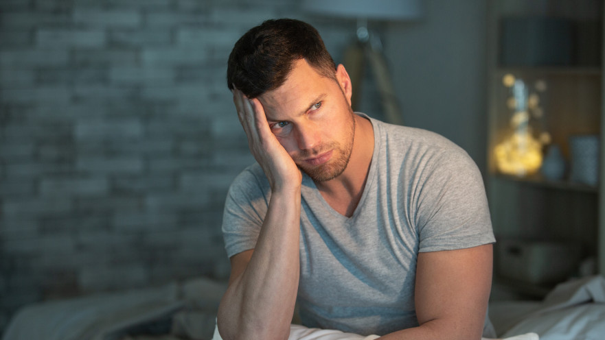 אוהב את בת זוגו המבוגרת ממנו ב-22 שנה, אבל היא לא חושפת אותו בפני חבריה