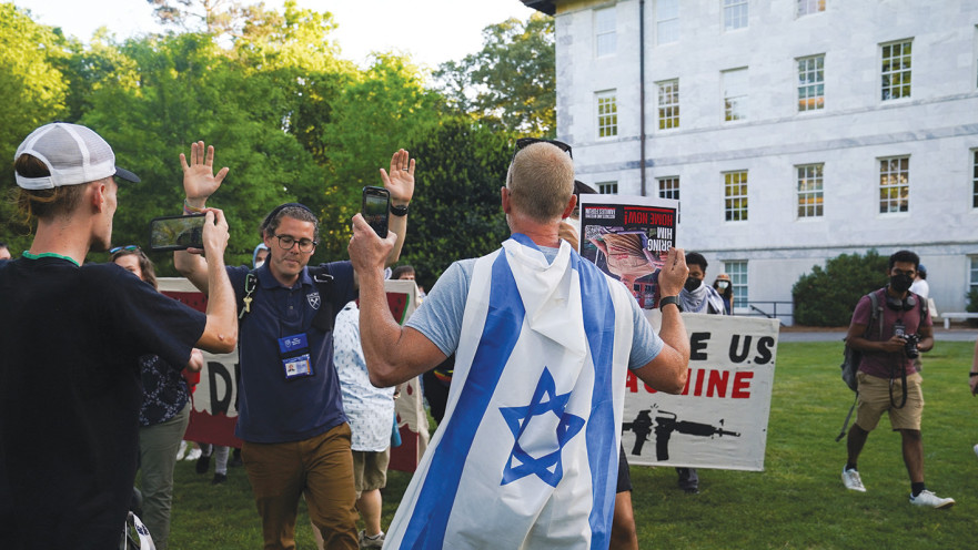 מפגין פרו-ישראלי צועק על מפגינים פרו-פלסטינים באוניברסיטת אמורי אטלנטה גורגיה