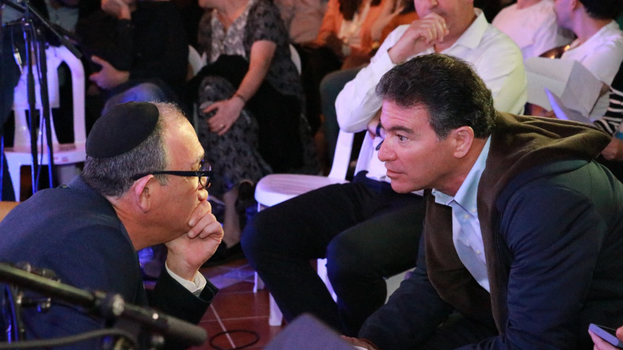 יוסי כהן ושי פירון בזיכרון בסלון בצל האסון 