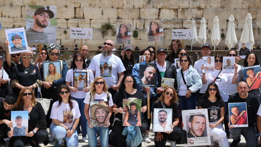 משפחות נרצחי הנובה בטקס בכותל המערבי