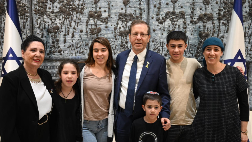 אלמנות ויתומי צה"ל במפגש עם הנשיא הרצוג 