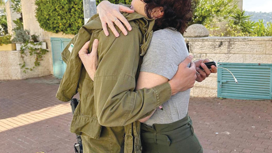 אורנה עם בנה באחת הפעמים שהפתיע אותה וחזר הביתה מעזה