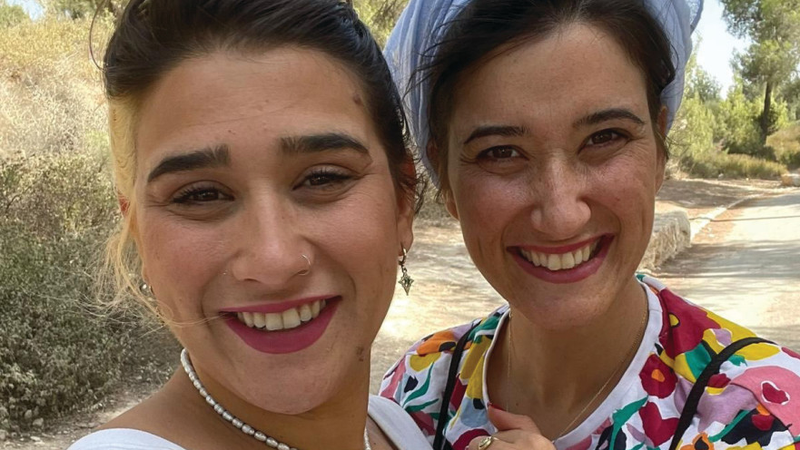 מאור שקד (מימין) עם אחותה, נוי זעפרני ז"ל