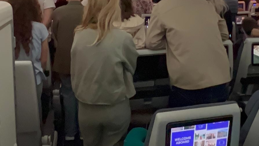 נוסעי אל על עומדים במהלך הצפירה בישראל 