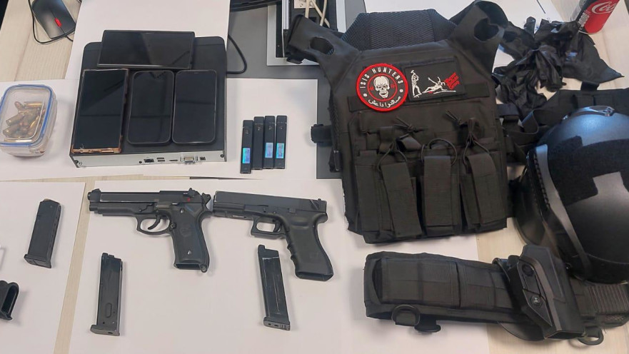 שני אקדחי איירוסופט, רימון הלם, תחמושת ואמצעי לחימה