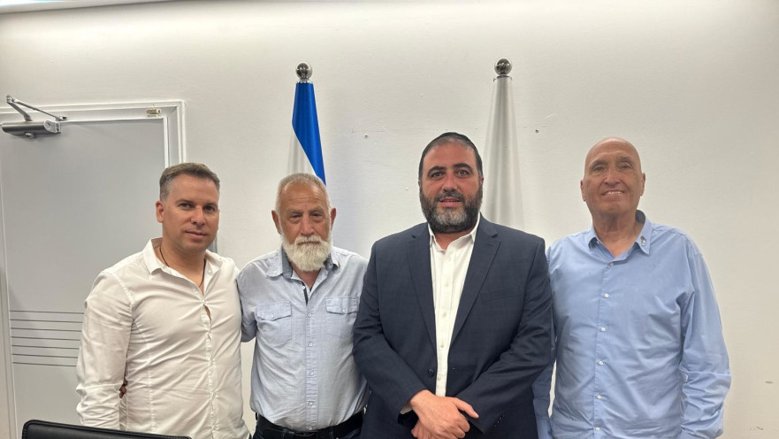 מימין אלי בן שם יור יד לבנים, שר הפנים משה ארבל, אלי טהר סגן יור יד לבנים, מנכל יד לבנים גל אברהם 