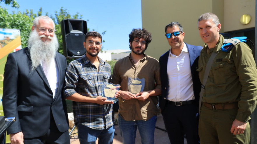 אהרן וישי מקבלים את אות ההוקרה