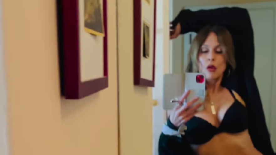 אפריל ג'יין בת ה-61, יוצאת רק עם גברים בגיל של הבן שלה