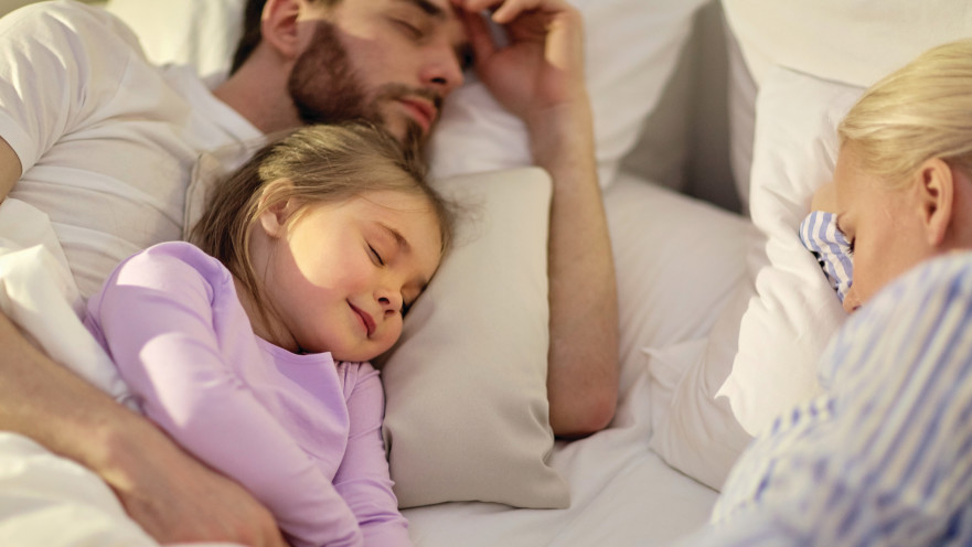 ילדה ישנה עם ההורים אילוסטרציה