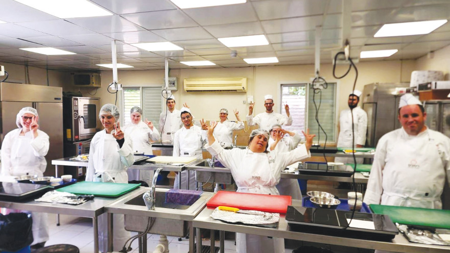 עובדים במטבח בשוויון