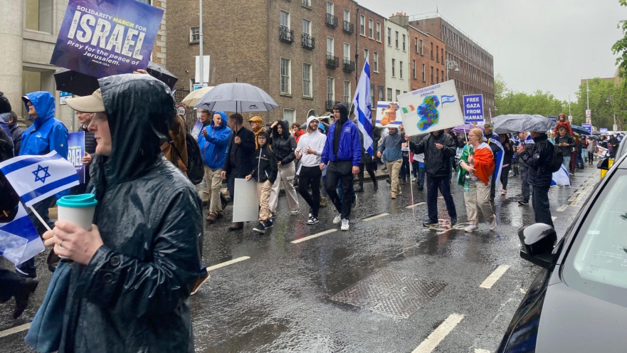 ארגונים נוצרים הפגינו מול הפרלמנט באירלנד נגד ממשלתם בתמיכה בישראל