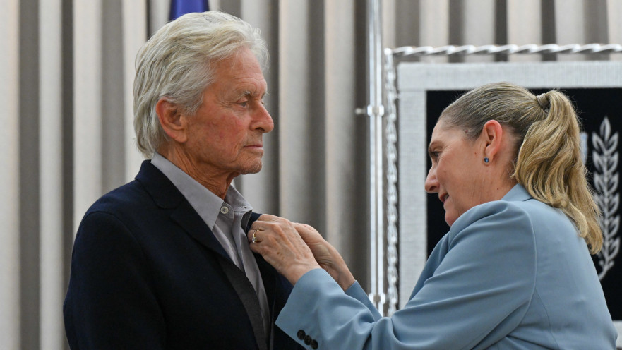 מיכל הרצוג עונדת את סיכת החטופים למייקל דאגלס