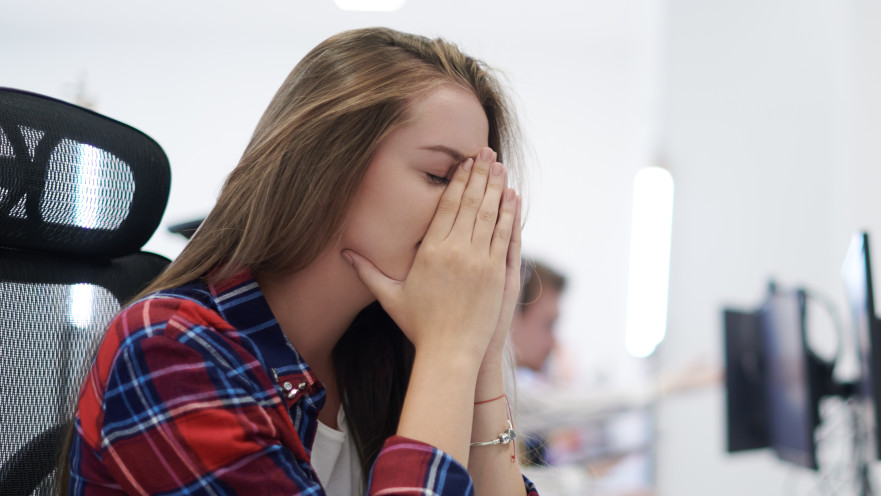 גילתה שאביה מנהל רומן עם אחותה החורגת