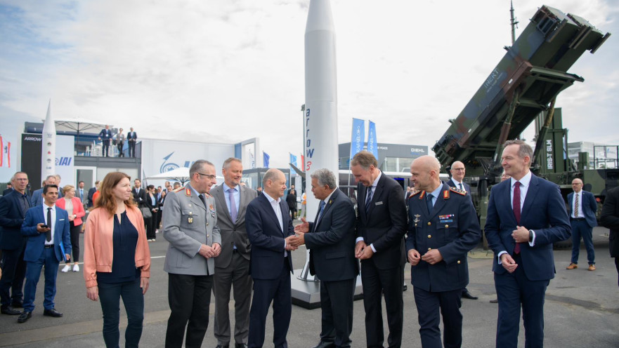 עמיר פרץ ואולף שולץ בתערוכה ILA ברלין