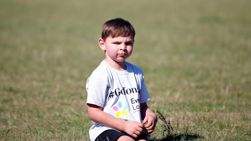 טוני, אמו התעללה בו כשהיה תינוק בן שישה שבועות וכתוצאה מכך הוא איבד את רגליו