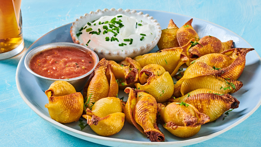 קריספי פסטה ממולאת מוגשת עם מטבלים