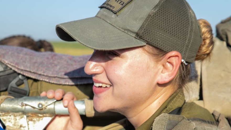 רב״ט יעל לס