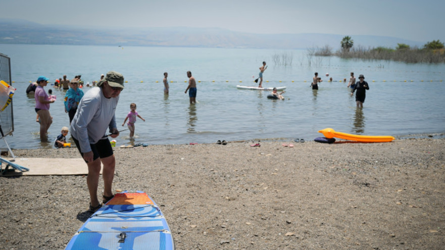רוחצים בכנרת