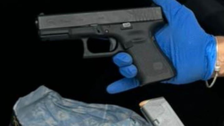 תמונת הנשק שנתפס ותמונות נאשם אוחז בכלי ירייה