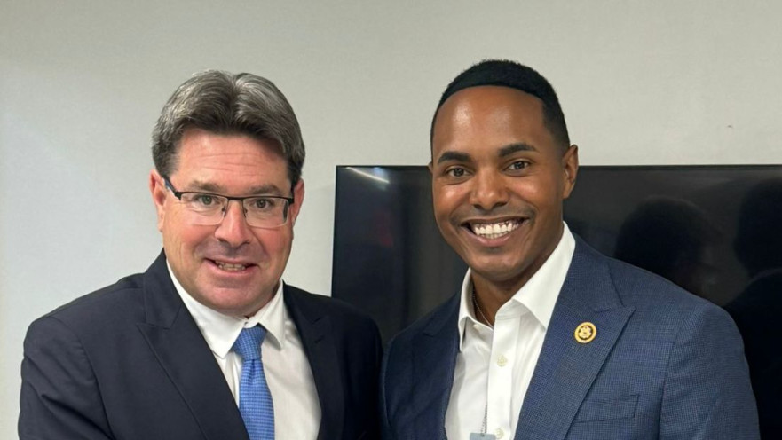 ריצ׳י טורס, אופיר אקוניס