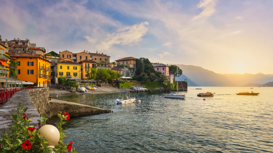 העיירה וארנה שעל אגם קומו