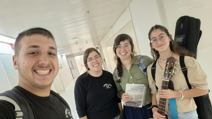 משמחים חולים בשערי צדק. נועם אלון