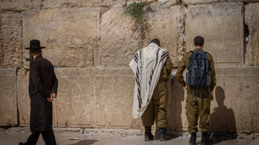 חיילים ואדם חרדי בכותל המערבי