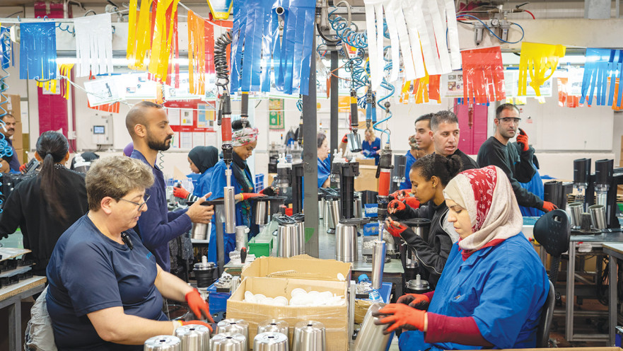 ישראלים עובדים במפעל