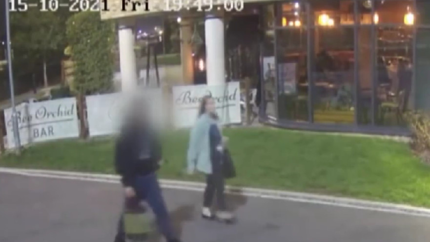 ג'ויינס ו"נער א'" הולכים לביתה כשהשקית של גוצ'י ובה החגורה שקנתה לו, בידו