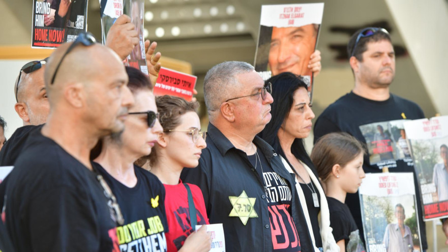 משפחות החטופים בהצהרה בגשר בגין בכניסה לקריה בתל אביב