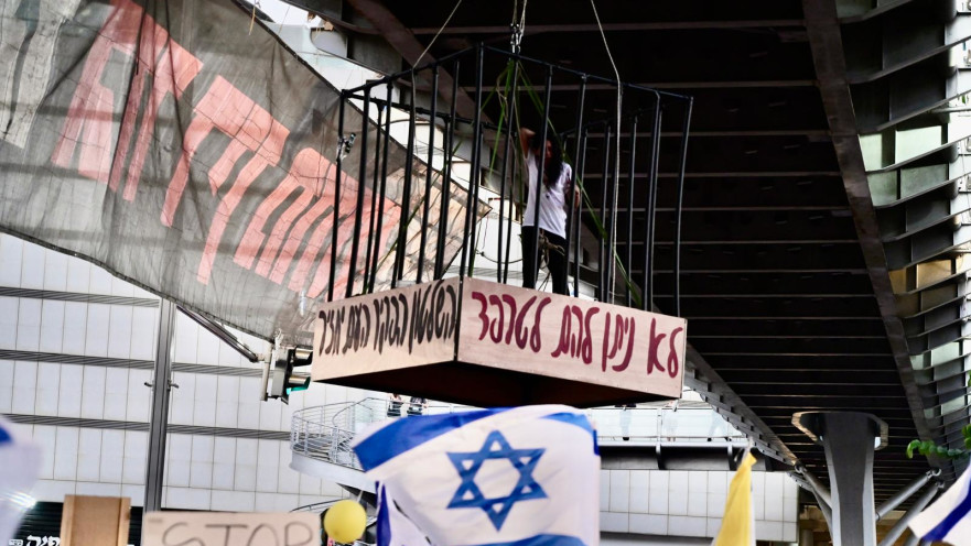 עינב צנגאוקר תלויה בכלוב מעל צומת בגין ביום השיבוש 7.7.24